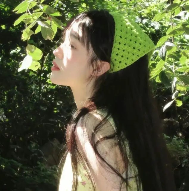泳池里的女人